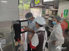 正在热浪中为撑起坚忍的“平安伞”